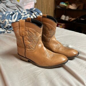 Dingo women’s boots. Size 8.